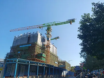 Cần trục tháp đỉnh bằng phục vụ thi công bến xe buýt