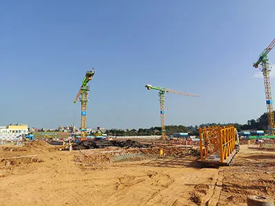 Cần trục tháp và vận thăng xây dựng được sử dụng trong dự án thi công tổ hợp trường học